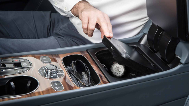 Bentley Bentayga trang bị ngăn bảo mật mở bằng vân tay - 2