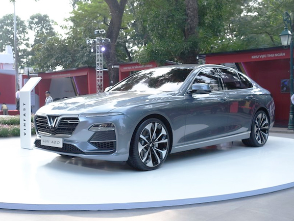 VinFast Lux A2.0 giá chỉ từ 800 triệu phả hơi nóng vào thị trường sedan tại Việt Nam - 1