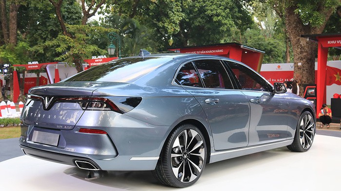 VinFast Lux A2.0 giá chỉ từ 800 triệu phả hơi nóng vào thị trường sedan tại Việt Nam - 6