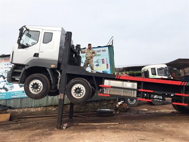 Xe tải ChengLong 4 chân nâng đầu chở máy công trình