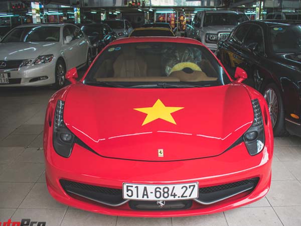 Ferrari 458 Italia biến cờ đỏ sao vàng ủng hộ chung kết U23 Việt Nam 2