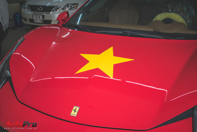 Ferrari 458 Italia biến cờ đỏ sao vàng ủng hộ chung kết U23 Việt Nam 1