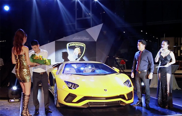 Phiên bản Aventador S 2017 vừa ra mắt cách đây 6 tháng trên thế giới đã chính thức tìm được chủ nhân tại Việt Nam; đó là một doanh nhân chuyên kinh doanh chuỗi cửa hàng làm đẹp tại Tp Hồ Chí Minh. Mức giá sau thuế của chiếc siêu xe Lamborghini màu vàng nổi bật này lên tới hơn 2 triệu USD, tương đương hơn 45 tỷ đồng.