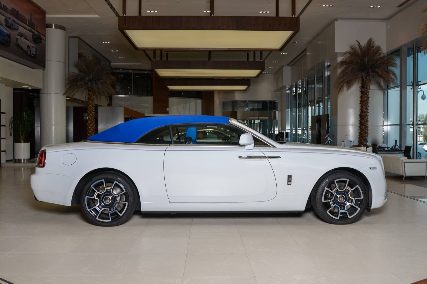 Rolls-Royce ra mắt Dawn Black badge cực chất 2