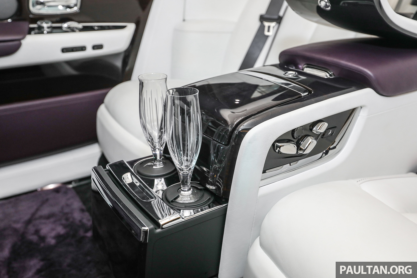 rolls-royce-phantom-2018-trinh-lang-tai-malaysia-voi-gia-hon-500000-usd-10