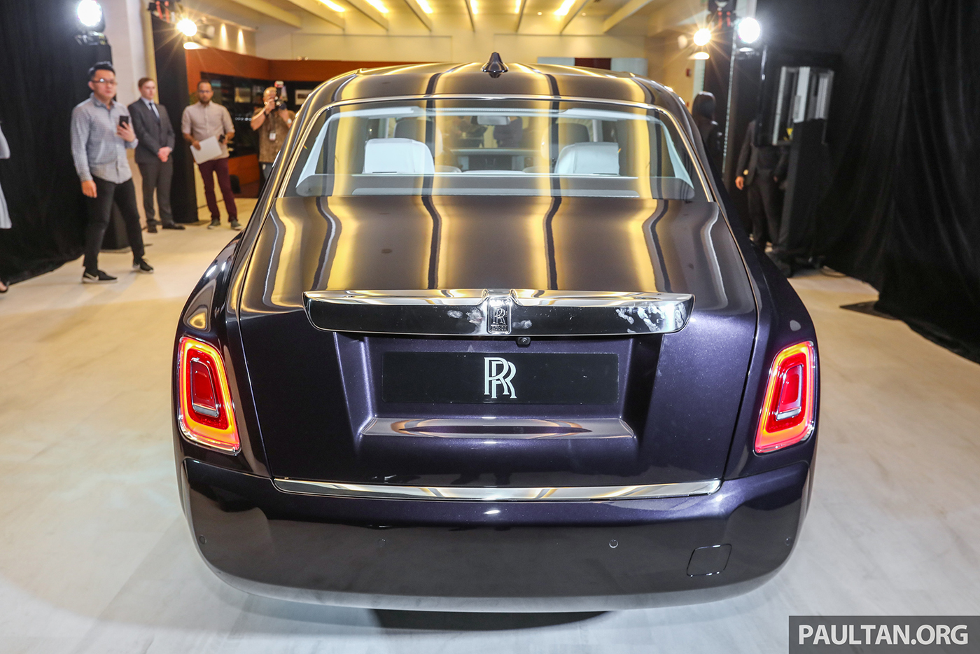 rolls-royce-phantom-2018-trinh-lang-tai-malaysia-voi-gia-hon-500000-usd-5