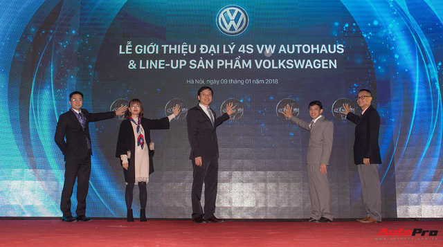Đại diện Volkswagen Việt Nam và đại lý 4S VW Autohaus cùng ấn nút khai trương đại lý
