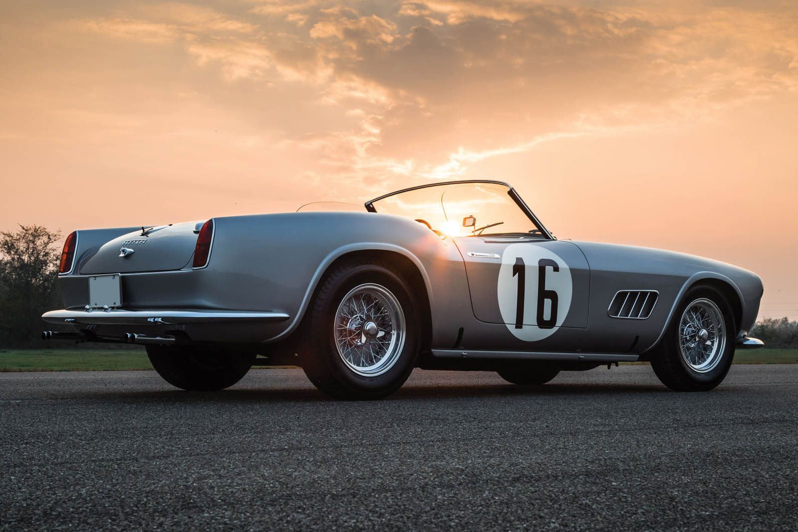 xe-co-ferrari-250-gt-california-spider-gay-sot-voi-gia-gan-18-trieu-usd-1