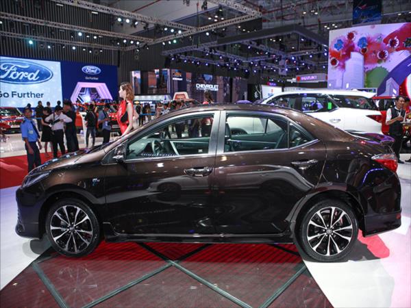 xe-o-to-Toyota-Altis-2017-gia-ban-4